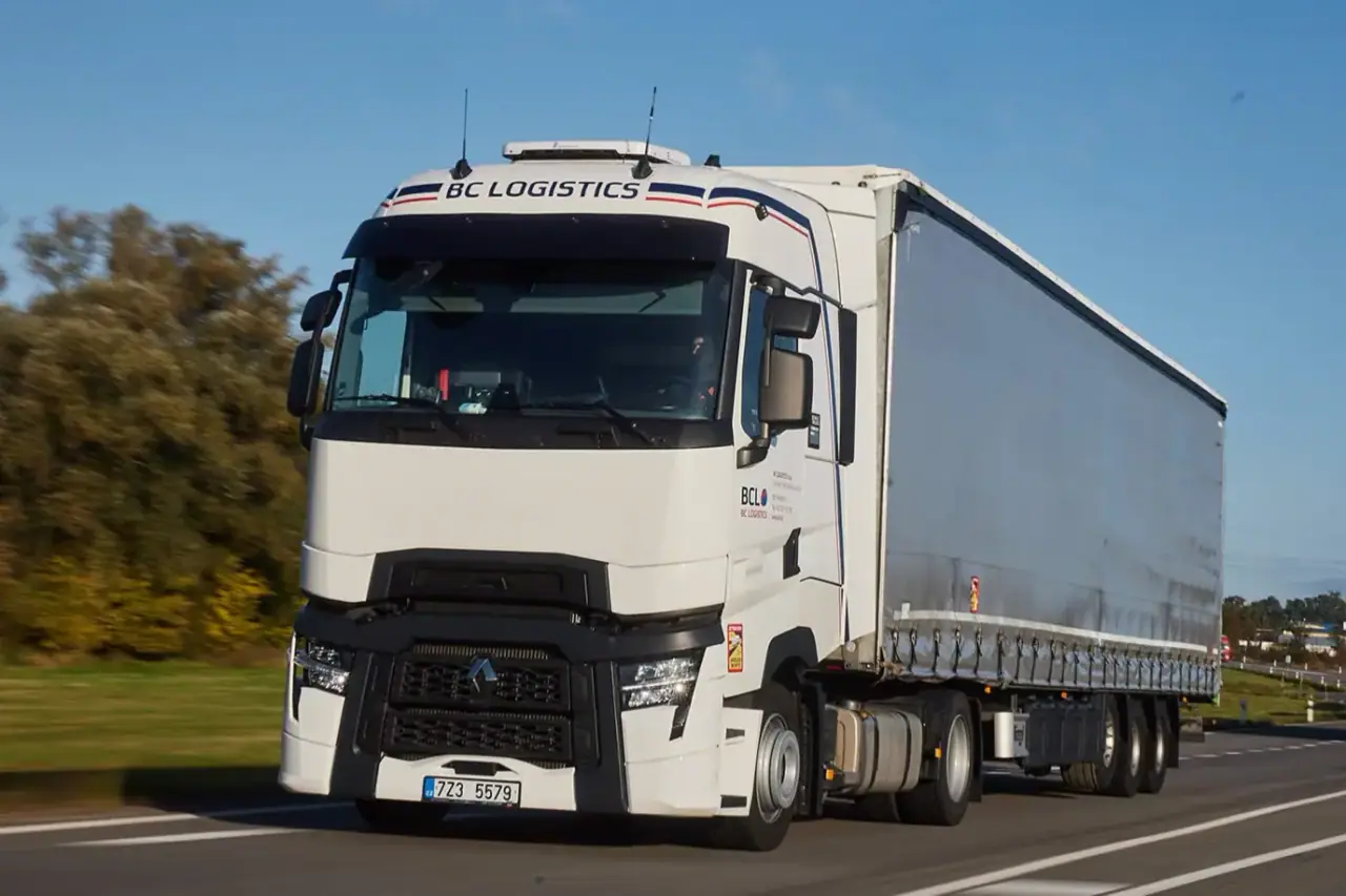 Kamion s návěsem BC LOGISTICS na silnici